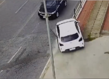 Vídeo mostra carro invadindo contramão e quase provocando acidente no Barreiro, em BH -  (crédito: Redes Sociais/Reprodução)