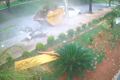 Câmeras de segurança flagraram o momento em que um motorista perde controle e bate carro em caçamba no Buritis -  (crédito: Redes Sociais/Reprodução)