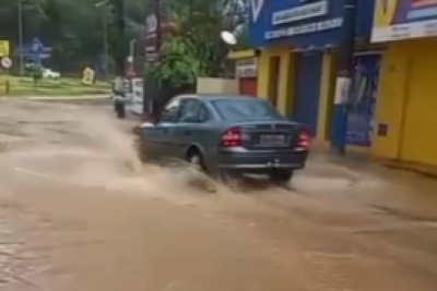 Gravações feita por moradores mostram ruas alagadas depois de forte chuva em cidades de Minas -  (crédito: Redes Sociais/Reprodução)