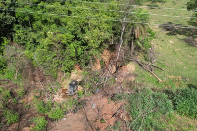 Carro cai em ribanceira de 70 metros e duas pessoas ficam feridas -  (crédito: Divulga&ccedil;&atilde;o/CBMMG)