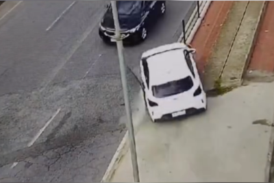 Vídeo mostra carro invadindo contramão e quase provocando acidente no Barreiro, em BH -  (crédito: Redes Sociais/Reprodução)