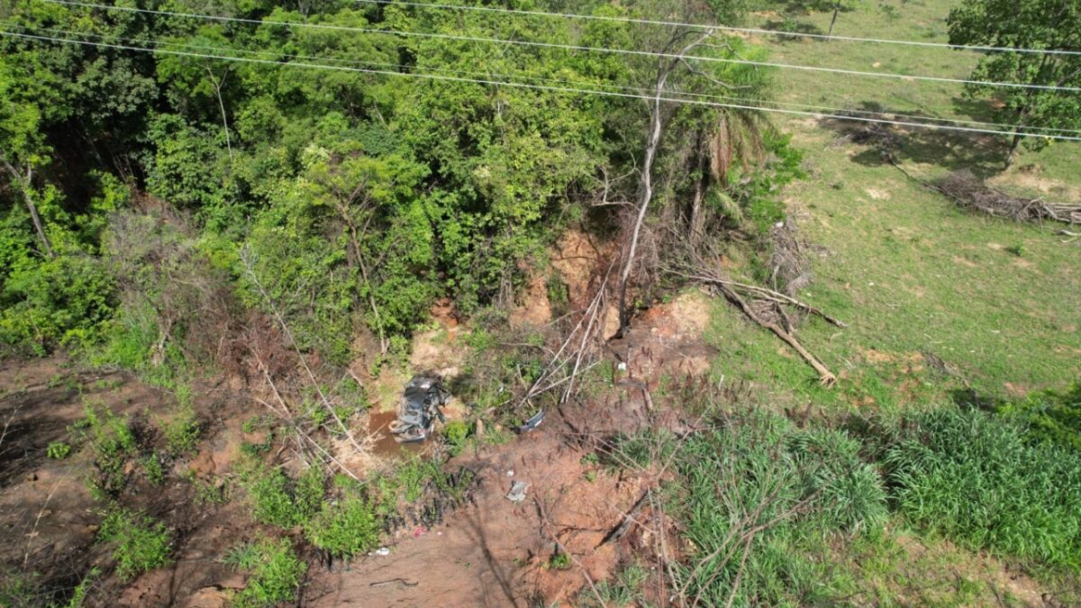 Carro despenca em ribanceira de 70 metros e duas pessoas ficam feridas - Divulga&ccedil;&atilde;o/CBMMG