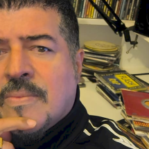 DJ Hum, ícone do hip-hop, lança o inédito álbum 'Nos Caminhos da Música'  