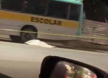 Garupa de 54 anos morreu depois que motociclista desequilibrou ao ultrapassar dois veículos de grande porte  -  (crédito: Redes Sociais/Reprodução)