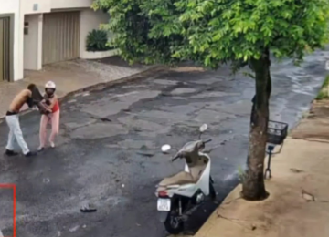 V&iacute;deo: mulher &eacute; abordada por assaltantes, reage e eles fogem -  (crédito: Reprodu&ccedil;&atilde;o/Redes sociais)