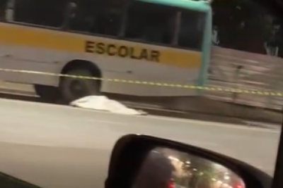 Garupa de 54 anos morreu depois que motociclista desequilibrou ao ultrapassar dois veículos de grande porte  -  (crédito: Redes Sociais/Reprodução)