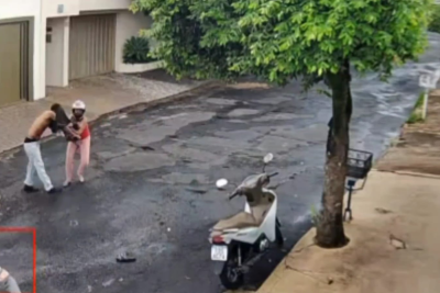 V&iacute;deo: mulher &eacute; abordada por assaltantes, reage e eles fogem -  (crédito: Reprodu&ccedil;&atilde;o/Redes sociais)