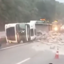 Vídeo: acidente interdita faixa da BR-381 e provoca congestionamento - Redes Sociais/Reprodução