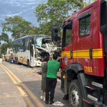 Ônibus invade contramão, bate de frente com carreta e mata três pessoas - Corpo de Bombeiros/Reprodução