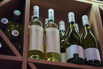 Como montar uma adega em casa para seus vinhos sem gastar uma fortuna