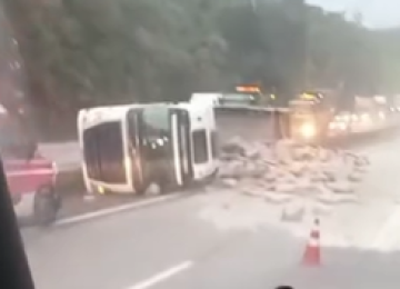 Gravação mostra carga espalhada pela faixa da esquerda; congestionamento chega a 3 km -  (crédito: Redes Sociais/Reprodução)