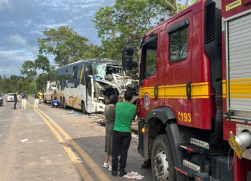 Acidente aconteceu nesta madrugada na BR-365, em Buritizeiro (MG), Região Norte do estado -  (crédito: Corpo de Bombeiros/Reprodução)