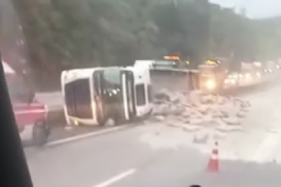 Gravação mostra carga espalhada pela faixa da esquerda; congestionamento chega a 3 km -  (crédito: Redes Sociais/Reprodução)