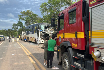 Acidente aconteceu nesta madrugada na BR-365, em Buritizeiro (MG), Região Norte do estado -  (crédito: Corpo de Bombeiros/Reprodução)