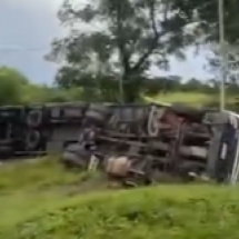 Carreta tomba na pista e causa 30 km de congestionamento para quem passa pela BR-381, na manhã deste sábado (20/12) -  (crédito: Redes Sociais/Reprodução)