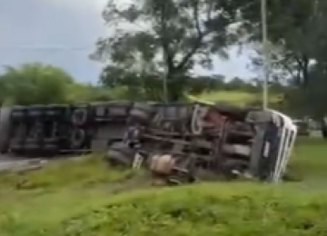 Carreta tomba na pista e causa 30 km de congestionamento para quem passa pela BR-381, na manhã deste sábado (20/12) -  (crédito: Redes Sociais/Reprodução)