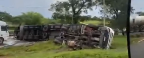 Carreta tomba na pista e causa 30 km de congestionamento para quem passa pela BR-381, na manhã deste sábado (20/12) -  (crédito: Redes Sociais/Reprodução)