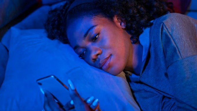 O uso noturno de celulares e a exposi&ccedil;&atilde;o &agrave; luz azul podem sabotar seu sono e impactar a sa&uacute;de cardiovascular. -  (crédito: Reprodu&ccedil;&atilde;o/Freepik)