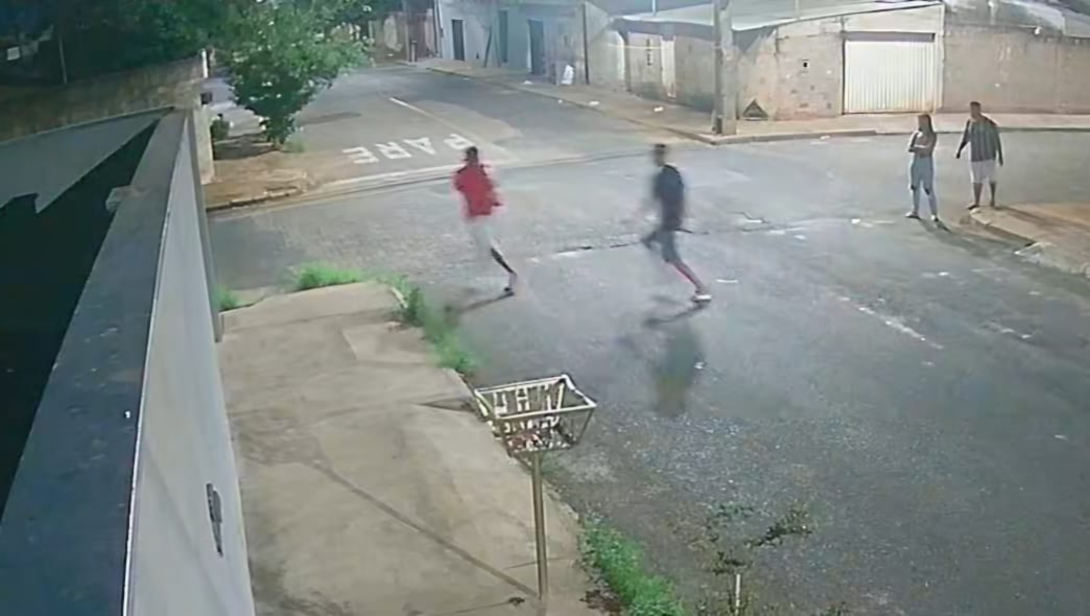 V&iacute;deo: Briga entre amigos de inf&acirc;ncia termina com homem esfaqueado -  (crédito: Redes sociais/reprodu&ccedil;&atilde;o)