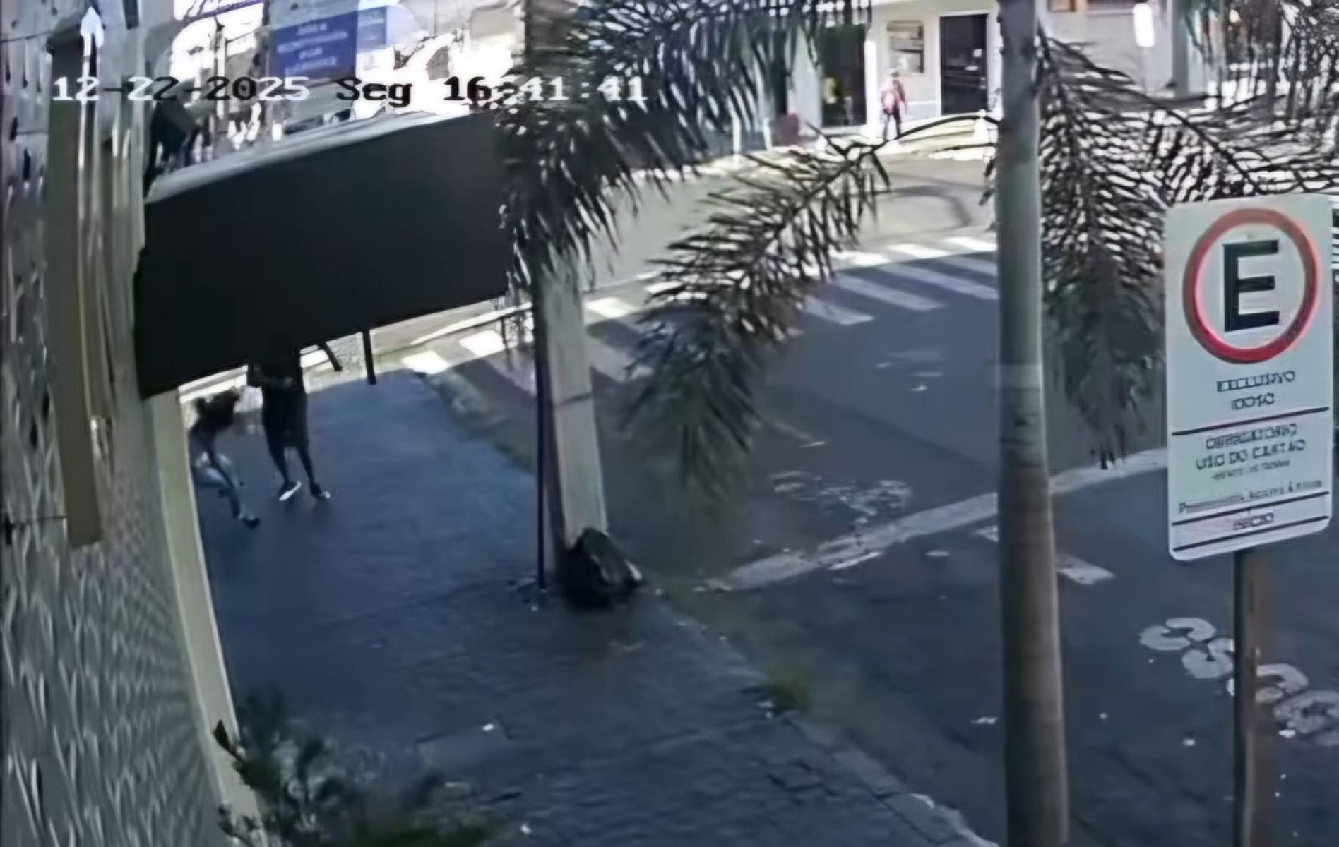 V&iacute;deo: ladr&atilde;o acerta soco na cara e desmaia v&iacute;tima, em Uberl&acirc;ndia -  (crédito: Redes sociais/reprodu&ccedil;&atilde;o)