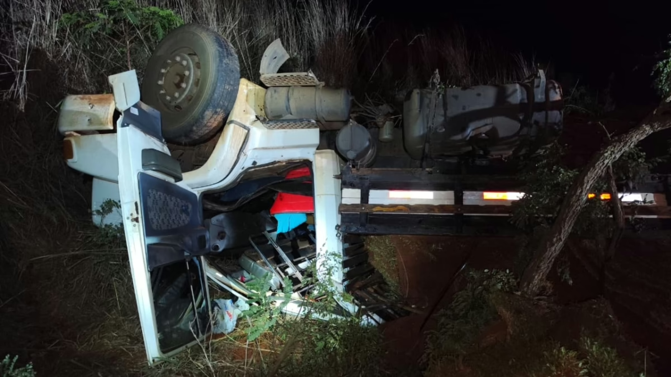 Motorista morre preso a ferragens em acidente na BR-365 -  (crédito: CBMG/divulga&ccedil;&atilde;o)