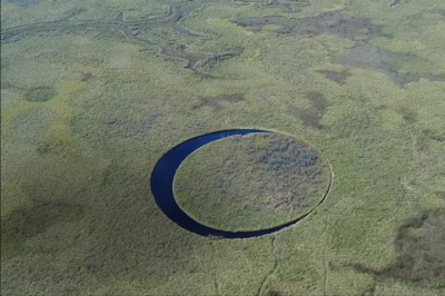 Uma ilha circular localizada nos pântanos do Rio Paraná, na Argentina, chamou atenção mundial após ser descoberta em 2016 pelo cineasta Sergio Neuspillerm. -  (crédito: Divulgação/Governo da Argentina)