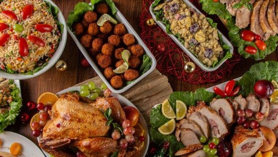 A fartura da ceia de fim de ano pode levar a excessos. Saiba como desinchar e retomar a rotina saud&aacute;vel. -  (crédito: Reprodu&ccedil;&atilde;o/Freepik)