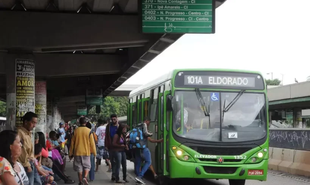 Frota dos ônibus municipais de Contagem é composta por 262 veículos distribuídos em 41 linhas -  (crédito: Paulo Filgueiras/EM/D.A Press)