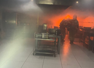 Incêndio atinge cozinha industrial que abastece hospitais em Barbacena (MG) -  (crédito: Corpo de Bombeiros/Reprodução)