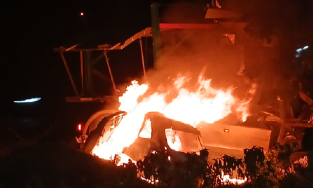 Ve&iacute;culo pegou fogo ao bater em cegonheira; fam&iacute;lia morreu no local do acidente