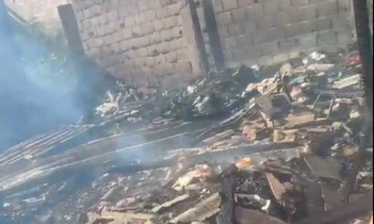 As duas residências foram incendiadas; as irmãs perderam móveis, roupas, documentos, alimentos e objetos pessoais -  (crédito: Arquivo pessoal/Reprodução)