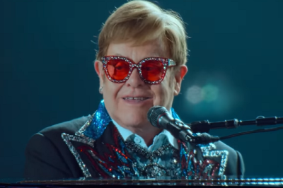 O cantor britânico Elton John comemorou recentemente 30 anos de sobriedade em seu perfil no Instagram. Cercado por flores e cartões feitos à mão pelos filhos, Zachary, de 14 anos, e Elijah, de 12, Elton disse: “Grato por todo o carinho no meu aniversário de sobriedade”.  -  (crédito: reprodução youtube)