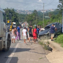 BR-381: carro capota próximo a posto da PRF em Sabará, na Grande BH - Redes Sociais/Reprodução