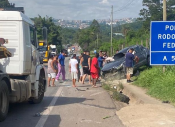 O acidente ocorreu por volta das 9h na BR-381; condutora foi levada para hospital -  (crédito: Redes Sociais/Reprodução)