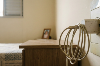 Quanto custa esquecer o carregador na tomada e como esse hábito pesa no bolso