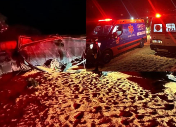 Carreta carregada com milho tombou e interditou a BR-262; motoristas tiveram que ter paciência -  (crédito: Redes Sociias/Reprodução)