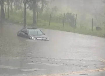 Devido as fortes chuvas que atingiram a capital mineira, a Mercedes ficou ilhada no Belvedere -  (crédito: Redes Sociais/Reprodu&ccedil;&atilde;o)