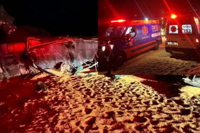 Carreta carregada com milho tombou e interditou a BR-262; motoristas tiveram que ter paciência -  (crédito: Redes Sociias/Reprodução)