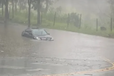 Devido as fortes chuvas que atingiram a capital mineira, a Mercedes ficou ilhada no Belvedere -  (crédito: Redes Sociais/Reprodu&ccedil;&atilde;o)
