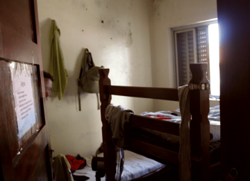 Fiscalização encontrou trabalhadores dormindo sobre caixotes de cerveja improvisados como camas -  (crédito: Vinícius Mendes/BBC)