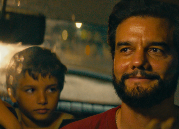 Em 'O agente secreto', Wagner Moura vive Marcelo, um pai que tenta manter a proximidade com seu filho apesar das amea&ccedil;as de morte que recebe -  (crédito: Divulga&ccedil;&atilde;o)
