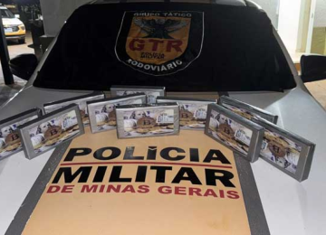 Polícia encontra cocaína em painel de carro avaliada em quase R$ 2 milhões -  (crédito: DivulgaÃ§Ã£o/PMMG)