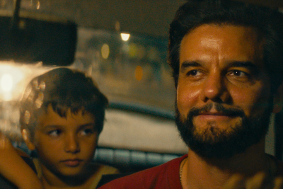 Em 'O agente secreto', Wagner Moura vive Marcelo, um pai que tenta manter a proximidade com seu filho apesar das amea&ccedil;as de morte que recebe -  (crédito: Divulga&ccedil;&atilde;o)