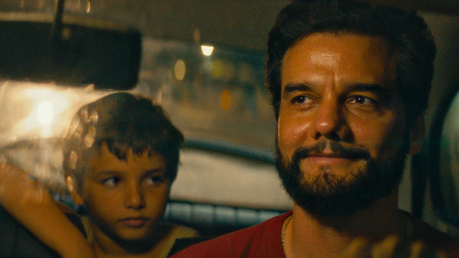 Wagner Moura vive Marcelo, um pai que tenta manter a proximidade com seu filho em "O Agente Secreto", filme premiado. -  (crédito: Divulga&ccedil;&atilde;o)