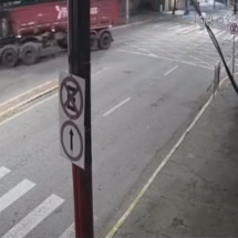 Vídeo flagra momento em que motociclista morre ao ficar sob carreta em MG - Redes Sociais/Reprodução