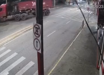 O acidente ocorreu no momento em que a carreta fazia uma conversão para acessar a Rua Hildebrando Santana -  (crédito: Redes Sociais/Reprodução)