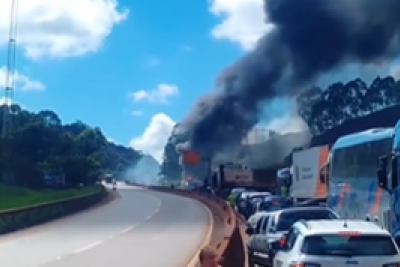 O ônibus pegou fogo na Serra de Igarapé e interdita via no sentido São Paulo, nesta manhã de sexta-feira (9/1) -  (crédito: Redes Sociais/Reprodução)