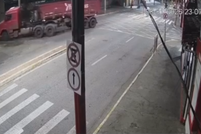O acidente ocorreu no momento em que a carreta fazia uma conversão para acessar a Rua Hildebrando Santana -  (crédito: Redes Sociais/Reprodução)