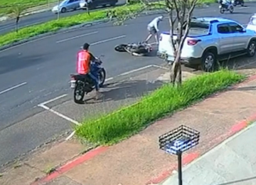 Vídeo: ladrão desiste de furto depois de cair duas vezes de moto -  (crédito: RdeproduÃ§Ã£o/Redes sociais)