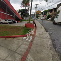 Jovem baleado por engano em BH ao sair de supermercado; alvo seria o amigo - Google Street View/Reprodução